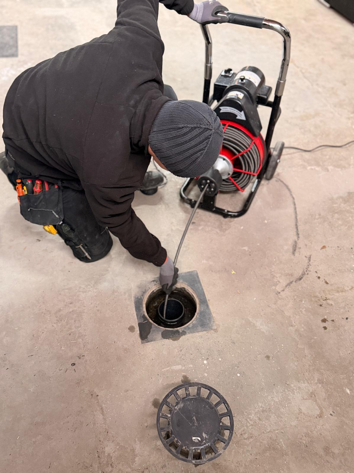 Plombier Plumby débouchant une canalisation au furet électrique — Sanitaire à Luxembourg