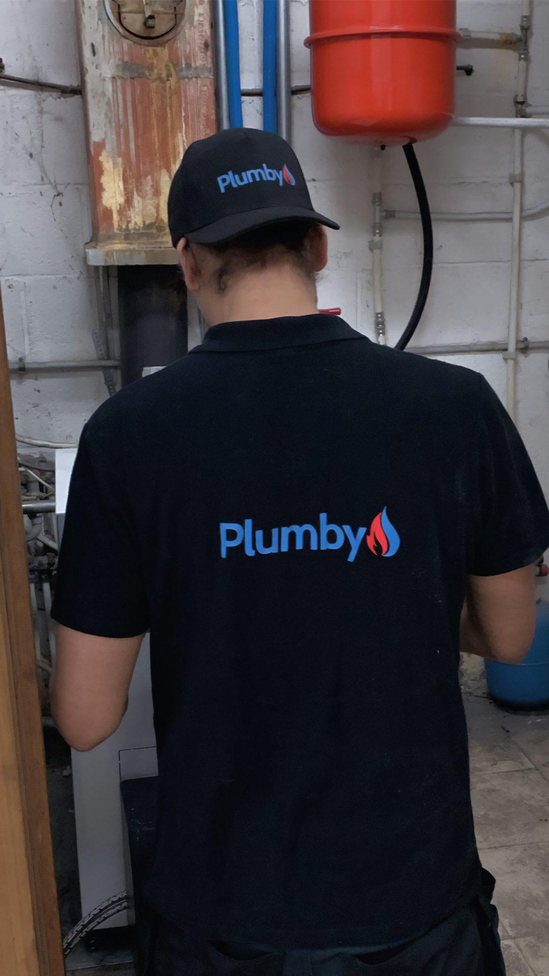 Expert chauffagiste Plumby inspectant un systeme de chauffage