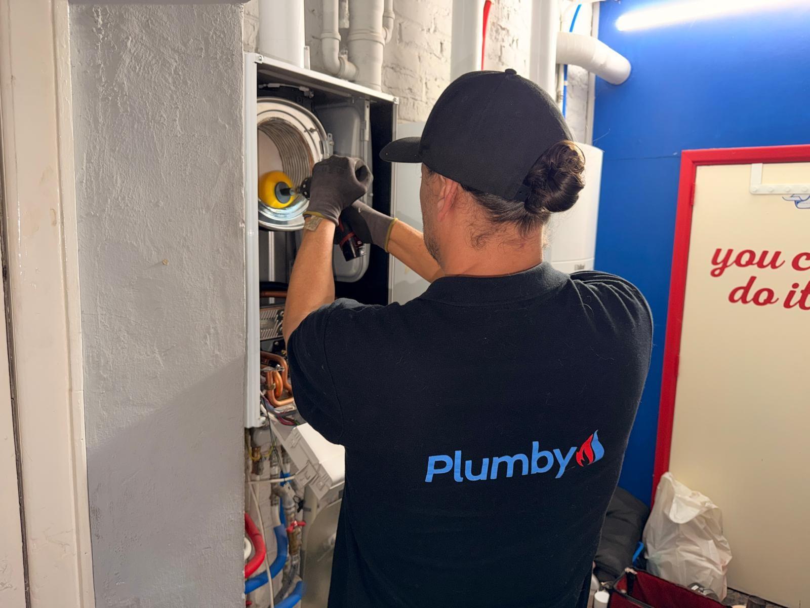 Plumby heating engineer servicing a gas boiler — Remplacement Chaudiere in Luxemburg